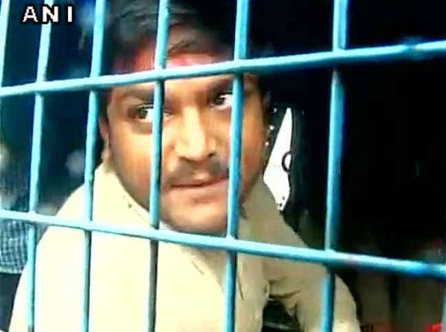 हार्दिक पटेल सूरत में गिरफ्तार, मोबाइल इंटरनेट पर रोक