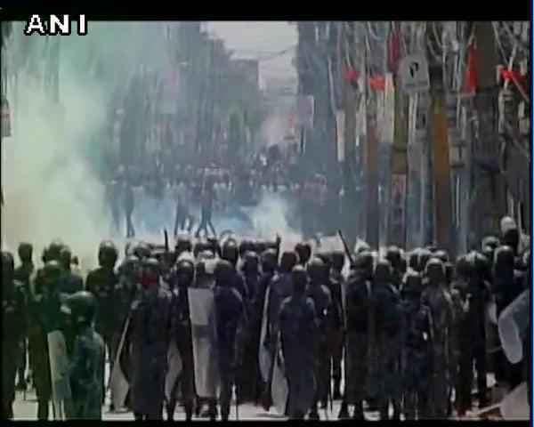 नये संविधान को लेकर नेपाल में हिंसा, एक की मौत, 14 राज्‍यों में कर्फ्यू