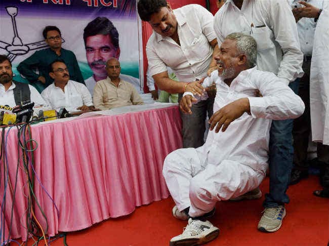 बिहार विधानसभा चुनाव में  टिकट ना मिलने पर उम्मीदवारों की अजब गजब नौटंकी