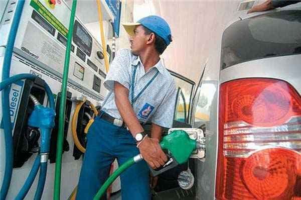 Petrol Diesel Price Today : योगी आदित्यनाथ सरकार ने पेट्रोल-डीजल पर 12 रुपये प्रति लीटर कम किया वैट