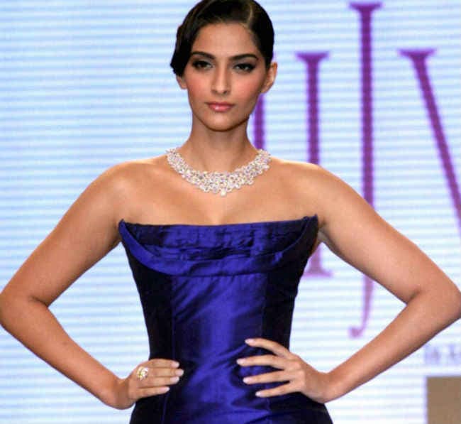 क्‍यों रिश्‍तों को सार्वजनिक नहीं करना चाहती सोनम कपूर