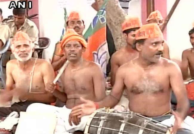 बिहार विस चुनाव : टिकट बंटवारे से गुस्साये कार्यकर्ता उग्र प्रदर्शन पर ऊतारू