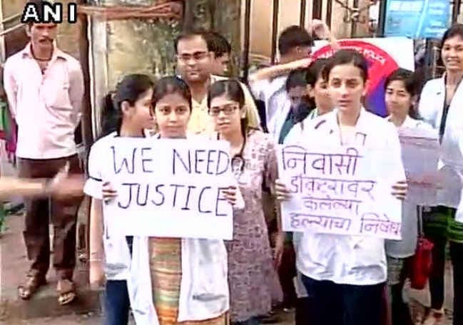 KEM के डाक्‍टरों पर हमले के खिलाफ 1200 रेजिडेंट डॉक्टर हडताल पर