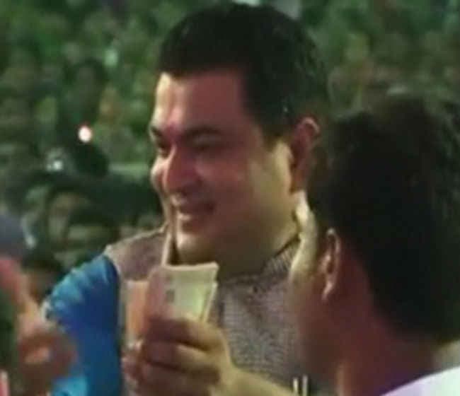 भाजपा सांसद ने गणेश पंडाल में उड़ाए लाखों के नोट, वीडियो वायरल