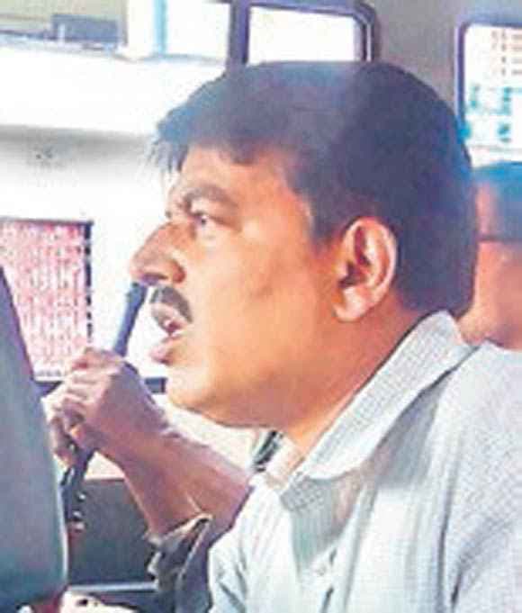 घूस लेते माप तौल निरीक्षक गिरफ्तार