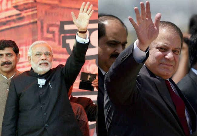 नरेंद्र मोदी और नवाज शरीफ ने एक-दूसरे का हाथ हिलाकर किया अभिवादन