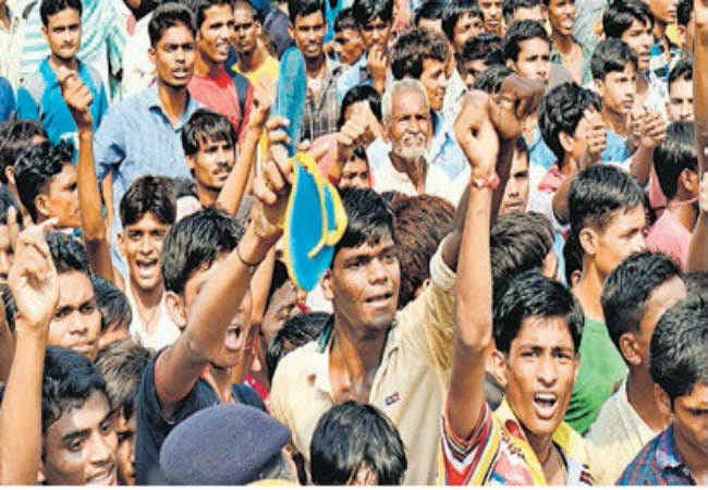 नीतीश की सभा में ''मोदी'' के नारे, दिखायी चप्पल