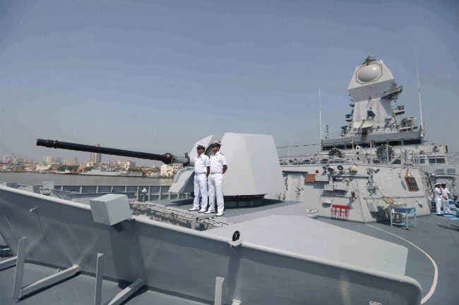 भारतीय नौसेना के बेड़े में शामिल हुआ INS कोच्चि, पर्रिकर ने विदेशी जहाज से बेहतर बताया