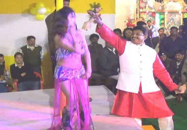 बार बालाओं संग अश्लील डांस करते जदयू प्रत्याशी का वीडियो हुआ वायरल
