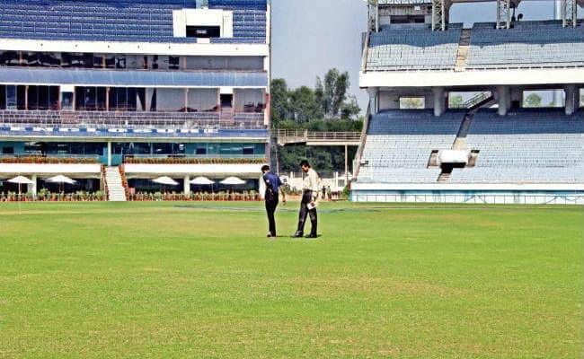 रांची के जेएससीए स्टेडियम में मैच शुरू, तस्वीरों में देखें फैन्स का क्रेज