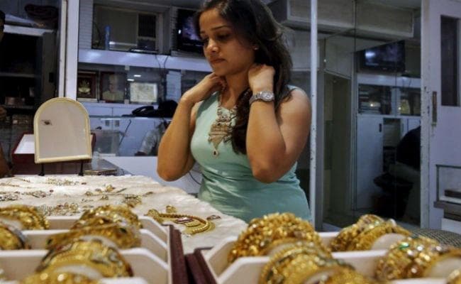 दिवाली कारोबार में सोना गिरा, चांदी स्थिर