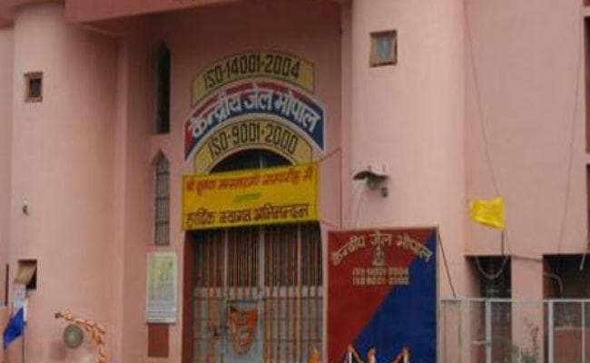 सिमी के 8 आतंकी भोपाल जेल से गार्ड की हत्या कर फरार, चादर की रस्सी बनाकर फांदी दीवार