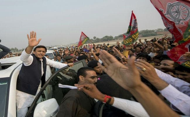 दिवाली पर भी दिखा सपा परिवार के झगड़े का असर, नहीं मिटीं दूरियां