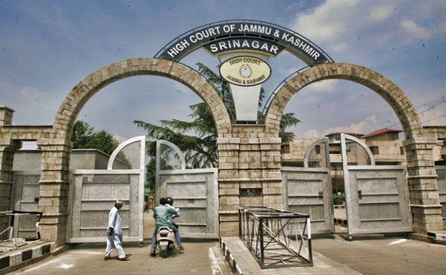 जम्मू कश्मीर के स्कूलों में आग लगाये जाने मामले पर हाइकोर्ट ने लिया संज्ञान