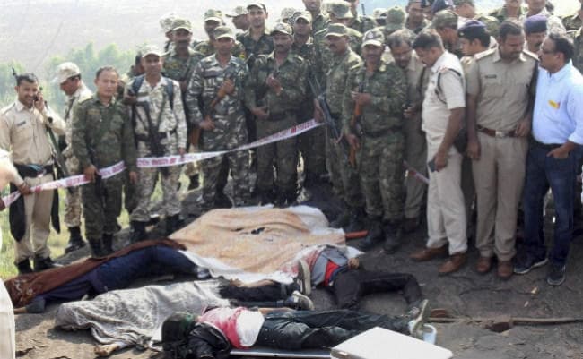 आठ सिमी आतंकियों के इनकाउंटर पर बोली भोपाल पुलिस, घटनास्थल पर दो देसी कट्टे व तीन चाकू मिले
