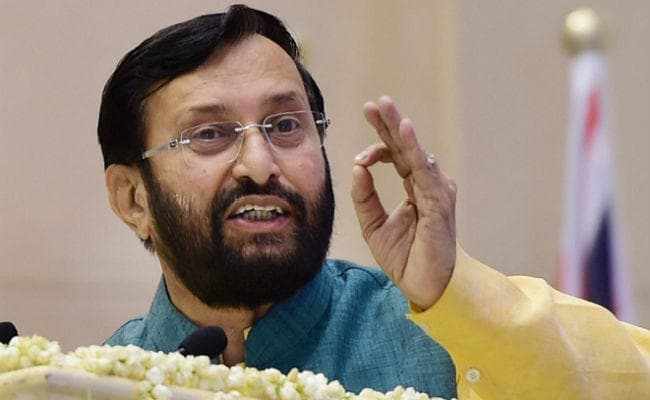 कांग्रेस पटेल या बोस को नहीं, केवल गांधी परिवार को याद रखती है : जावडेकर