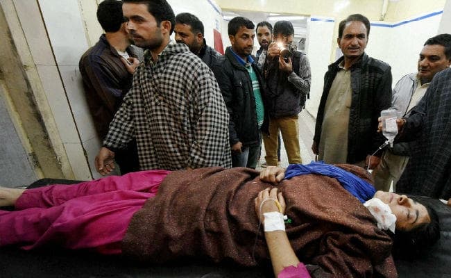 कश्मीर में झड़प में 30 से ज्यादा लोग घायल
