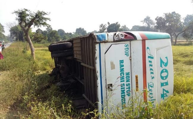 सिमडेगा से रांची जा रही बस दुर्घटनाग्रस्त