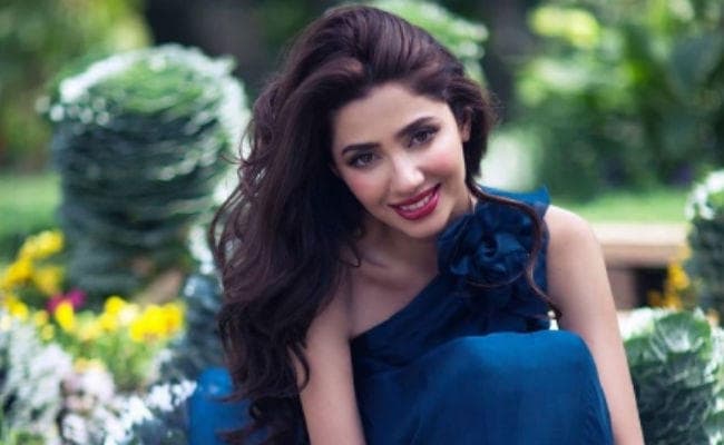 फरहान ने किया ऐलान, ''रईस'' में शाहरुख के साथ माहिरा खान ही आयेंगी नजर