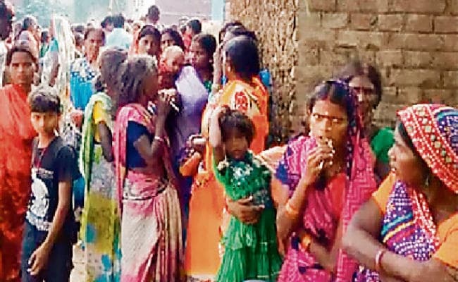 सोने की चेन के लिये विवाहिता और उसकी बच्ची को जिंदा जला कर मार डाला