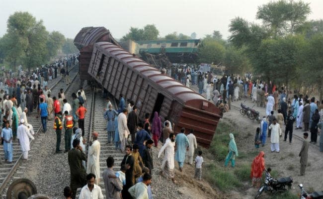 पाकिस्तान में ट्रेनों की टक्कर, 13 की मौत, 40 घायल