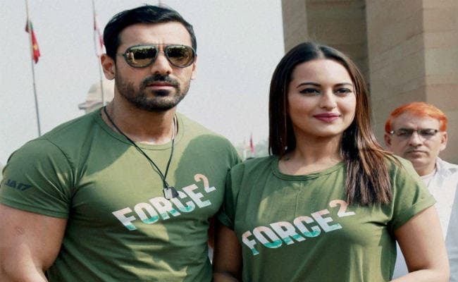 अमर जवान ज्योति में जॉन, सोनाक्षी ने शहीदों को दी श्रद्धांजलि