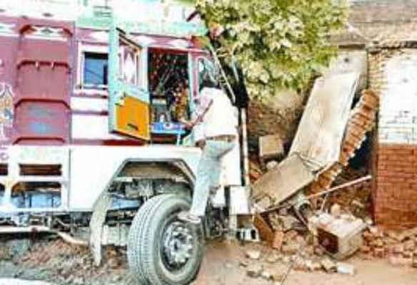 दरभंगा चाय दुकान में घुसा तेज रफ्तार ट्रक, तीन की मौत