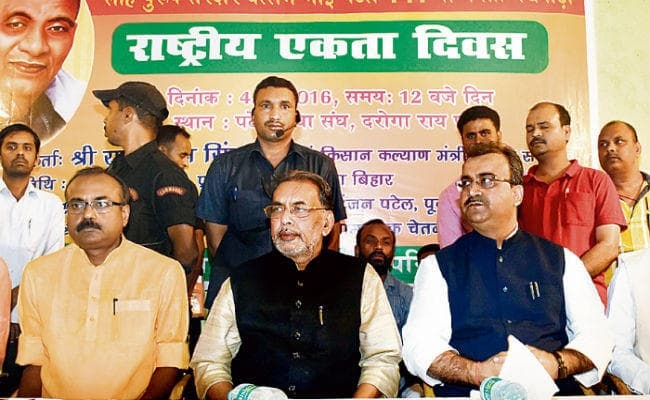 शशि थरूर की किताब का हवाला : केंद्रीय मंत्री ने कहा-नेहरू के चलते भारत सुरक्षा परिषद में नहीं