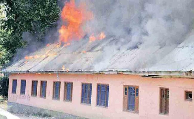 घाटी में अब तक 32 स्कूल जले, बच्चे ने कहा - स्कूल मसजिद के समान