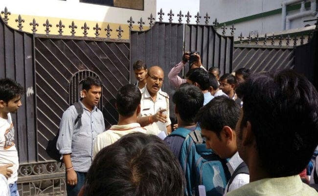 धनबाद : ग्रामीण बैंक का एक्जाम कैंसिल होने से छात्रों का हंगामा