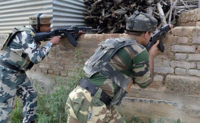 जम्मू कश्मीर : शोपियां में मुठभेड़ जारी, सुरक्षा बलों ने एक आतंकी को मार गिराया