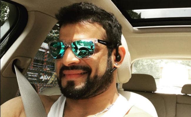 ...और करण पटेल ने 3 घंटे के लिए खुद को वैनिटी वैन में किया बंद