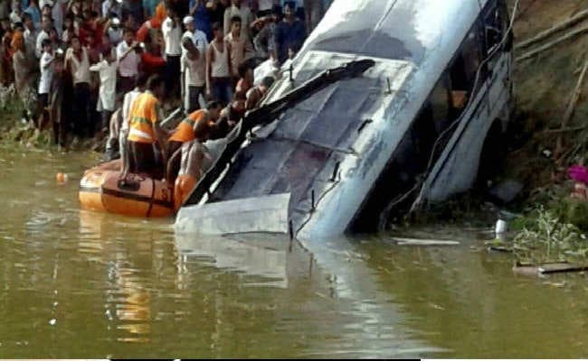 हिमाचल के मंडी में बस हादसा, 15 की मौत