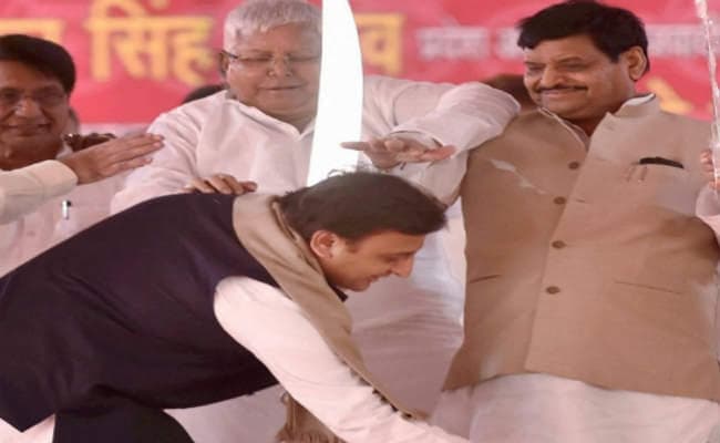 चाचा शिवपाल और भतीजा अखिलेश गले मिले लेकिन दिल नहीं