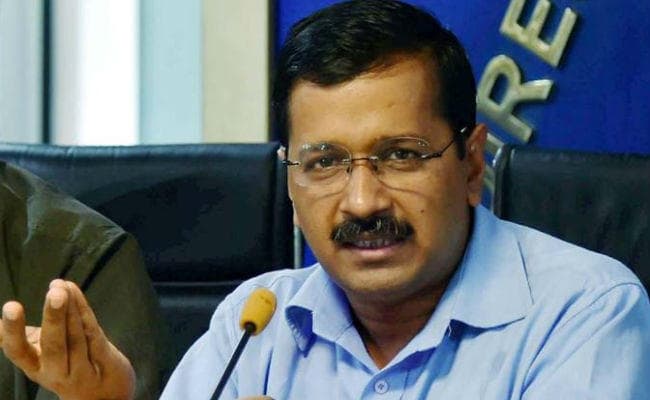 JNU छात्र लापता मामला : केजरीवाल पहुंचे मायापुरी थाने, नजीब की मां से की बातचीत