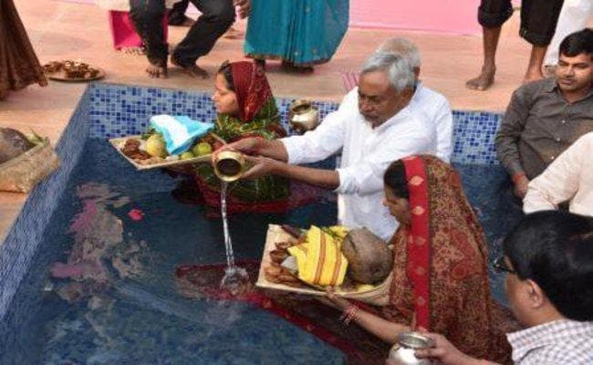 CM नीतीश ने दिया भगवान भास्कर को अर्ध्य