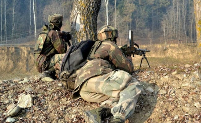 जम्मू-कश्मीर : शोपियां में मुठभेड़ में एक आतंकी ढेर, दो पुलिसकर्मी घायल