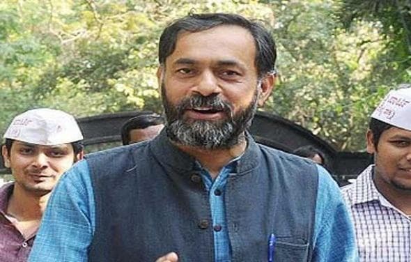 आपसी मतभेद भुलाकर दिल्ली को प्रदूषण मुक्त करने के लिए काम करें : योगेन्द्र यादव