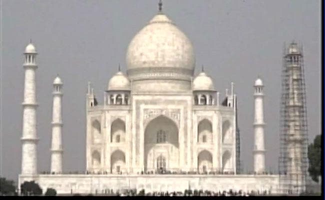 दिल्ली के प्रदूषण का असर : आगरा में ताजमहल के आसपास छाई धुंध