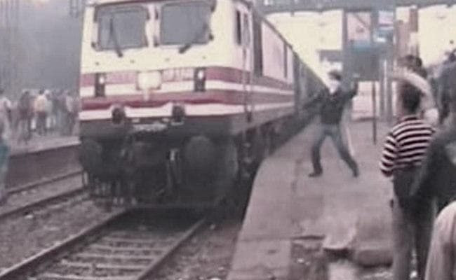 बिहार जा रही श्रमिक विशेष ट्रेन के यात्रियों ने किया हंगामा, अव्यवस्था को लेकर उन्नाव रेलवे स्टेशन पर किया पथराव