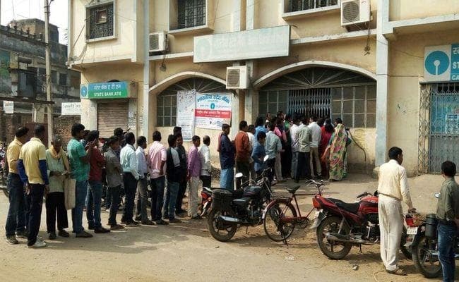 500 रुपये के नोट बदलने को लेकर बैंकों में भीड़, हाजीपुर में हंगामा-मारपीट