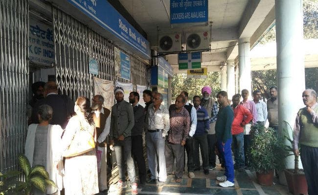 कई बैंकों में इंटरनेट से डाउनलोडेड आधार रिजेक्ट, ग्राहक परेशान
