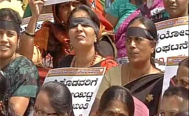 टीपू  सुल्तान जयंती विवादः काला झंडा लेकर भाजपा कार्यकर्ता कर रहे हैं विरोध