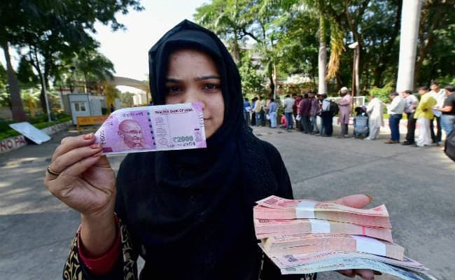 नोट बदलने के लिए लंबी कतारें, एटीएम कल से फिर खुलेंगे