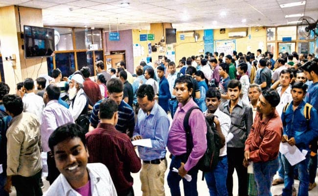 नये नोटों के लिए कतार में लगा रहा शहर