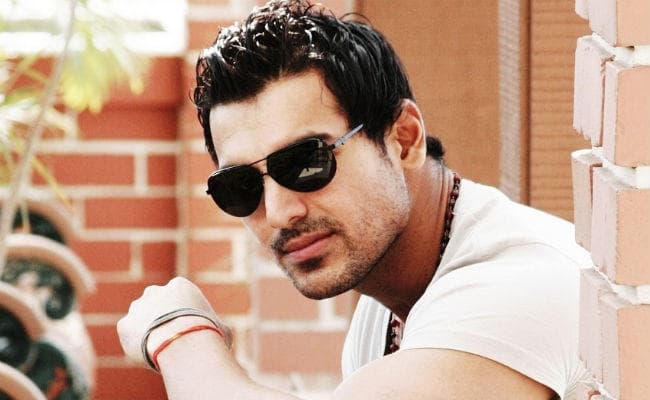 प्रियंका चोपड़ा के नक्‍शेकदम पर जॉन अब्राहम, करेंगे इस भाषा की फिल्‍म