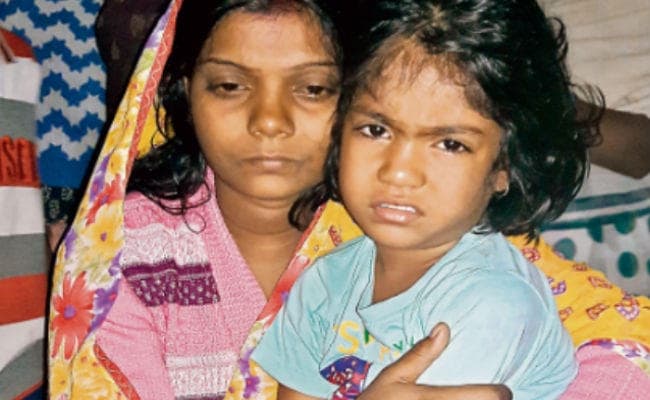 बेटा तड़प रहा था, वे 100-100 के नोट मांग रहे थे