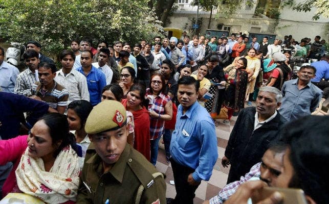 नोट बदली अभियान के तीसरे दिन भी बैंक व एटीएम पर भारी भीड़