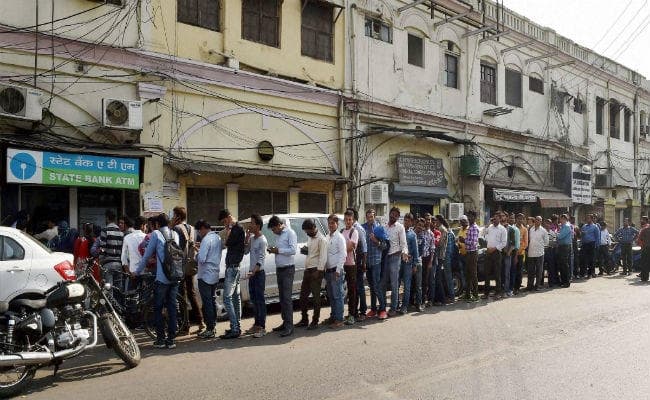 एक दिन की छुट्टी के बाद खुले बैंक, लगी लंबी कतार