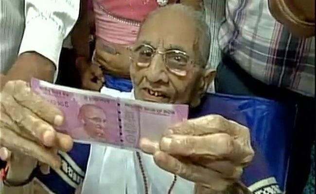 500 के नौ पुराने नोट लेकर बैंक पहुंची पीएम मोदी की मां हीरा बा